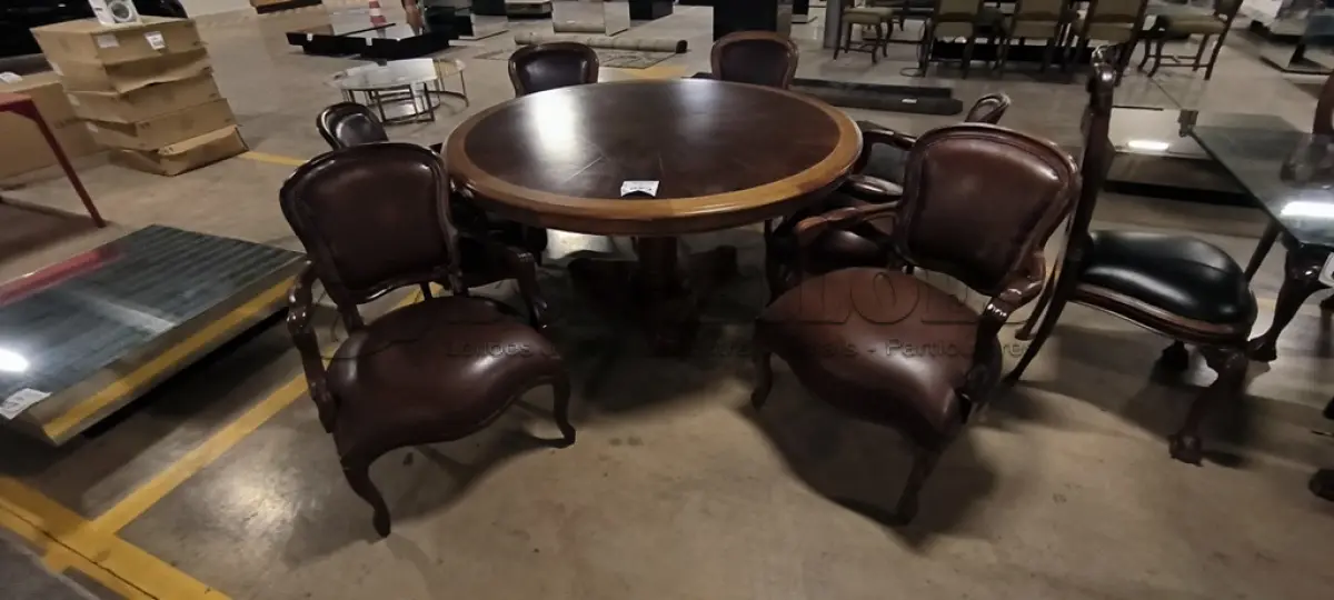 LOTE 028 - 01 MESA REDONDA EM MADEIRA COM 06 CADEIRAS EM MADEIRA, ESTILO LUIS XV ASSENTOS EM COURO NA COR MARROM E DETALHE DE TACHAS NA BORDA DO ENCOSTO. (NO ESTADO) ATENÇÃO! FAZER A VISITAÇÃO ANTES DE ARREMATAR, NÃO SABEMOS SE FUNCIONA, LEILÃO NÃO TEM GARANTIA E NEM DEVOLUÇÃO, SUJEITO A POSSÍVEIS AVARIAS VISÍVEIS/OCULTAS E/OU AUSÊNCIA DE COMPONENTES.
