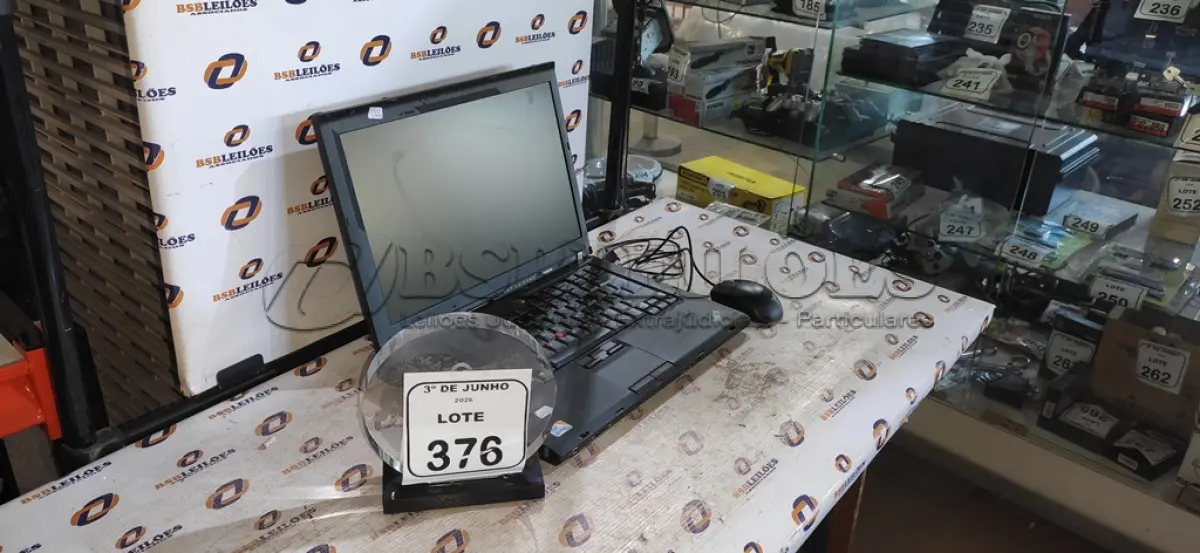LOTE 376 - 01 NOTEBOOK SERIE THINKPAD MARCA LENOVO COM MOUSE. (NO ESTADO) ATENÇÃO! FAZER A VISITAÇÃO ANTES DE ARREMATAR, NÃO SABEMOS SE FUNCIONA, LEILÃO NÃO TEM GARANTIA E NEM DEVOLUÇÃO, SUJEITO A POSSÍVEIS AVARIAS VISÍVEIS/OCULTAS E/OU AUSÊNCIA DE COMPONENTES.