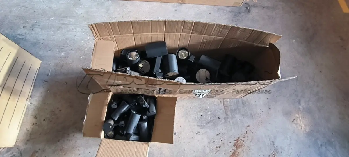LOTE 121 - 01 LOTE COM SPOT EM LED PARA TRILHO ELETRIFICADO. (NO ESTADO) ATENÇÃO! FAZER A VISITAÇÃO ANTES DE ARREMATAR, NÃO SABEMOS SE FUNCIONA, LEILÃO NÃO TEM GARANTIA E NEM DEVOLUÇÃO, SUJEITO A POSSÍVEIS AVARIAS VISÍVEIS/OCULTAS E/OU AUSÊNCIA DE COMPONENTES.