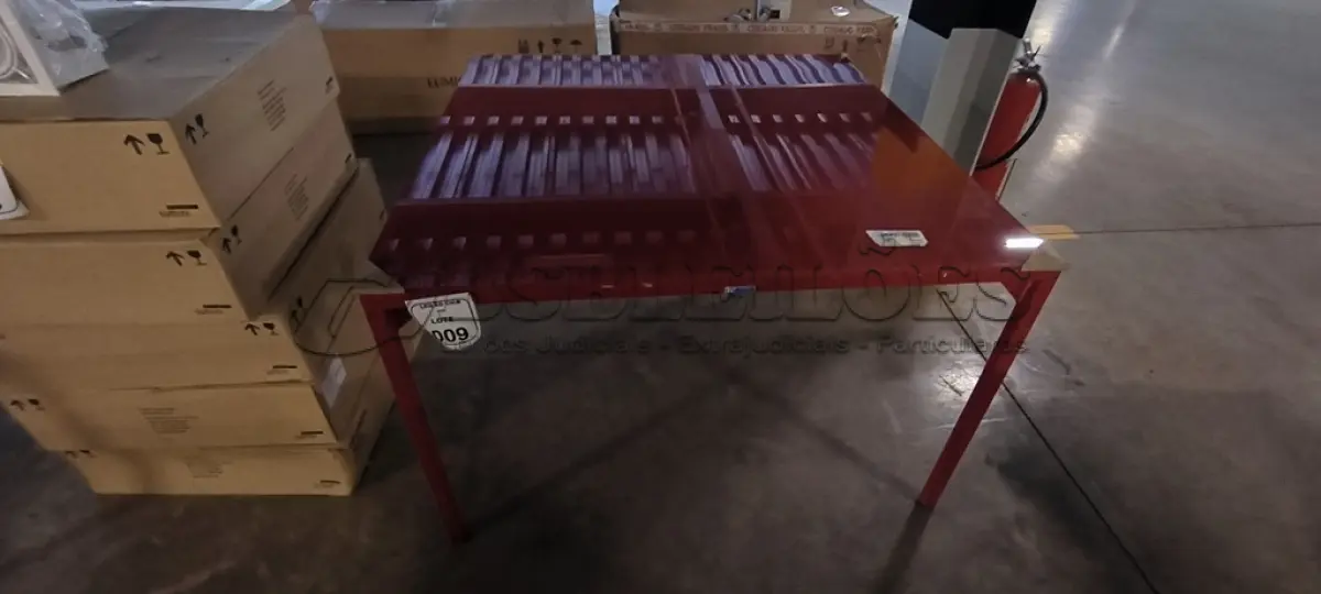LOTE 009 - 01 MESA QUADRADA COM PINTURA EM VERMELHO COM  PÉS EM FERRO COM TAMPO EM CRISTAL INCOLOR 8MM NA COR VERMELHO. (NO ESTADO) ATENÇÃO! FAZER A VISITAÇÃO ANTES DE ARREMATAR, NÃO SABEMOS SE FUNCIONA, LEILÃO NÃO TEM GARANTIA E NEM DEVOLUÇÃO, SUJEITO A POSSÍVEIS AVARIAS VISÍVEIS/OCULTAS E/OU AUSÊNCIA DE COMPONENTES.
