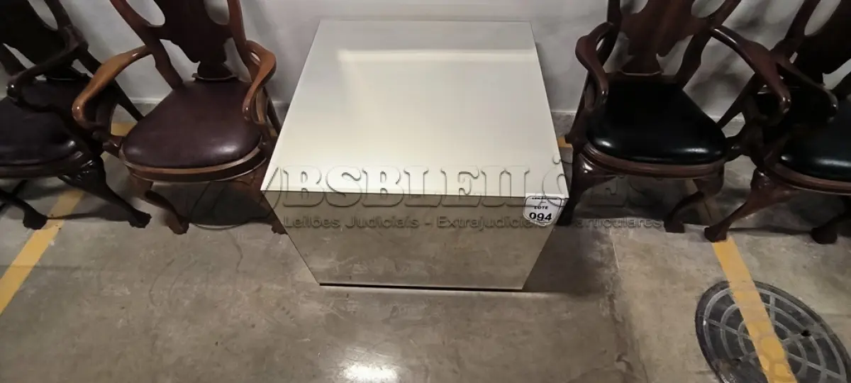 LOTE 094 - 01 MESA DE CENTRO EM DESIGNER CÚBICO ESPELHADA. (NO ESTADO) ATENÇÃO! FAZER A VISITAÇÃO ANTES DE ARREMATAR, NÃO SABEMOS SE FUNCIONA, LEILÃO NÃO TEM GARANTIA E NEM DEVOLUÇÃO, SUJEITO A POSSÍVEIS AVARIAS VISÍVEIS/OCULTAS E/OU AUSÊNCIA DE COMPONENTES.