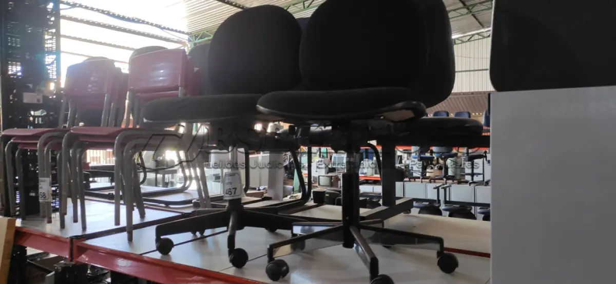 LOTE 467 - 02 CADEIRAS GIRATÓRIAS PARA ESCRITÓRIO. (NO ESTADO) ATENÇÃO! FAZER A VISITAÇÃO ANTES DE ARREMATAR, NÃO SABEMOS SE FUNCIONA, LEILÃO NÃO TEM GARANTIA E NEM DEVOLUÇÃO, SUJEITO A POSSÍVEIS AVARIAS VISÍVEIS/OCULTAS E/OU AUSÊNCIA DE COMPONENTES.