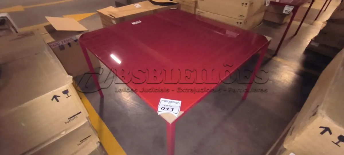 LOTE 011 - 01 MESA QUADRADA COM PINTURA EM VERMELHO COM  PÉS EM FERRO COM TAMPO EM CRISTAL INCOLOR 8MM NA COR VERMELHO. (NO ESTADO) ATENÇÃO! FAZER A VISITAÇÃO ANTES DE ARREMATAR, NÃO SABEMOS SE FUNCIONA, LEILÃO NÃO TEM GARANTIA E NEM DEVOLUÇÃO, SUJEITO A POSSÍVEIS AVARIAS VISÍVEIS/OCULTAS E/OU AUSÊNCIA DE COMPONENTES.