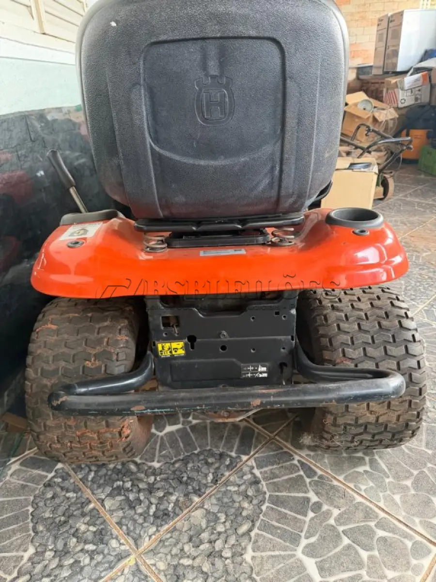 LOTE 541 - 01 TRATOR CORTADOR DE GRAMA TS142 DA HUSQVARNA A GASOLINA 19 HP. (NO ESTADO) ATENÇÃO! FAZER A VISITAÇÃO ANTES DE ARREMATAR, NÃO SABEMOS SE FUNCIONA, LEILÃO NÃO TEM GARANTIA E NEM DEVOLUÇÃO, SUJEITO A POSSÍVEIS AVARIAS VISÍVEIS/OCULTAS E/OU AUSÊNCIA DE COMPONENTES.