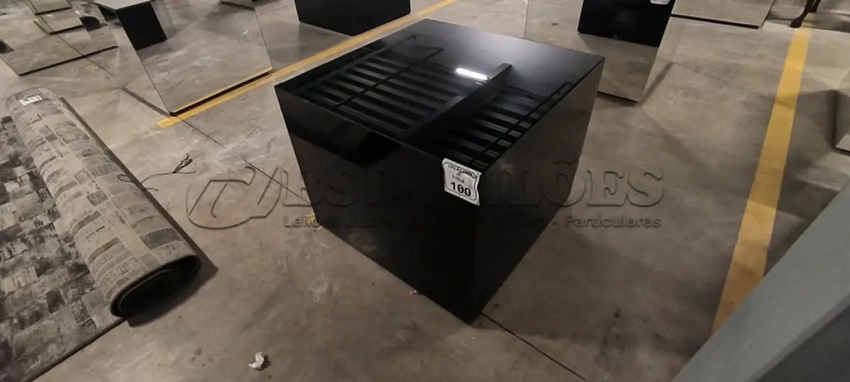 LOTE 100 - 01 MESA DE CENTRO EM DESIGNER CÚBICO ESPELHADA ESCURO. (NO ESTADO) ATENÇÃO! FAZER A VISITAÇÃO ANTES DE ARREMATAR, NÃO SABEMOS SE FUNCIONA, LEILÃO NÃO TEM GARANTIA E NEM DEVOLUÇÃO, SUJEITO A POSSÍVEIS AVARIAS VISÍVEIS/OCULTAS E/OU AUSÊNCIA DE COMPONENTES.