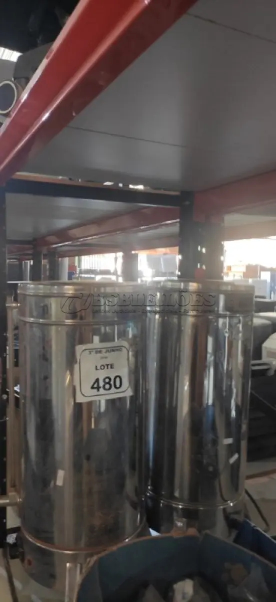 LOTE 480 - 02 CAFETEIRAS INDUSTRIAIS EM INOX. (NO ESTADO) ATENÇÃO! FAZER A VISITAÇÃO ANTES DE ARREMATAR, NÃO SABEMOS SE FUNCIONA, LEILÃO NÃO TEM GARANTIA E NEM DEVOLUÇÃO, SUJEITO A POSSÍVEIS AVARIAS VISÍVEIS/OCULTAS E/OU AUSÊNCIA DE COMPONENTES.