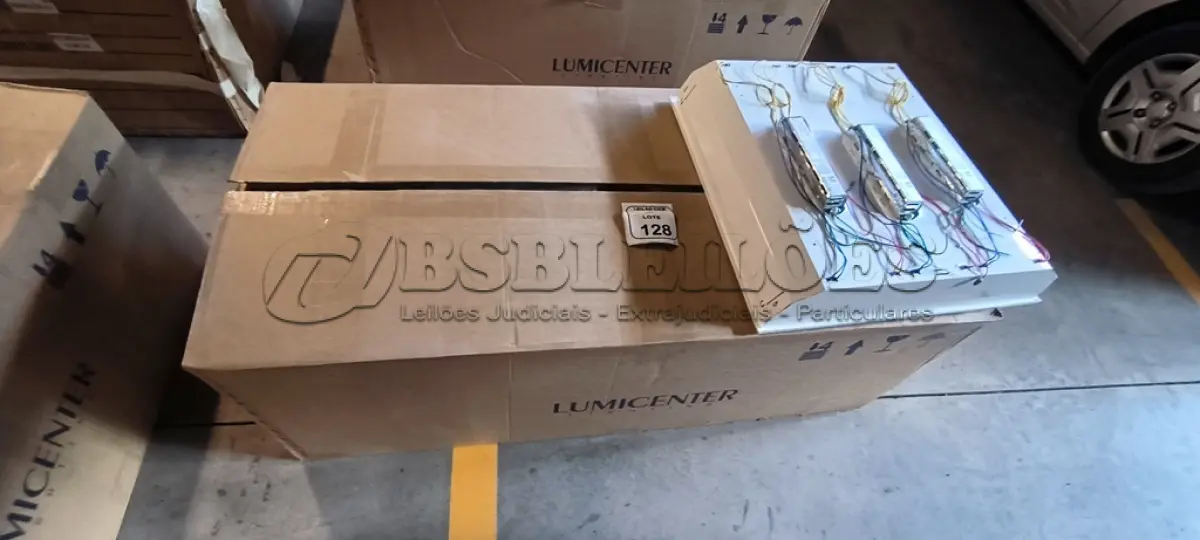 LOTE 128 - 08 LUMINÁRIAS DE EMBUTIR PARA LÂMPADAS COM REATORES. (NO ESTADO) ATENÇÃO! FAZER A VISITAÇÃO ANTES DE ARREMATAR, NÃO SABEMOS SE FUNCIONA, LEILÃO NÃO TEM GARANTIA E NEM DEVOLUÇÃO, SUJEITO A POSSÍVEIS AVARIAS VISÍVEIS/OCULTAS E/OU AUSÊNCIA DE COMPONENTES.