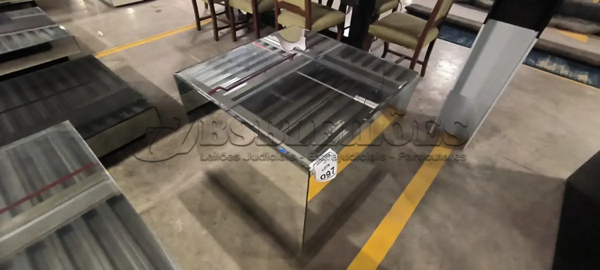 LOTE 097 - 01 MESA DE CENTRO EM DESIGNER CÚBICO ESPELHADA. (NO ESTADO) ATENÇÃO! FAZER A VISITAÇÃO ANTES DE ARREMATAR, NÃO SABEMOS SE FUNCIONA, LEILÃO NÃO TEM GARANTIA E NEM DEVOLUÇÃO, SUJEITO A POSSÍVEIS AVARIAS VISÍVEIS/OCULTAS E/OU AUSÊNCIA DE COMPONENTES.