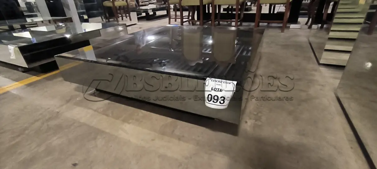 LOTE 093 - 01 MESA DE CENTRO QUADRADA ESPELHADA. (NO ESTADO) ATENÇÃO! FAZER A VISITAÇÃO ANTES DE ARREMATAR, NÃO SABEMOS SE FUNCIONA, LEILÃO NÃO TEM GARANTIA E NEM DEVOLUÇÃO, SUJEITO A POSSÍVEIS AVARIAS VISÍVEIS/OCULTAS E/OU AUSÊNCIA DE COMPONENTES.