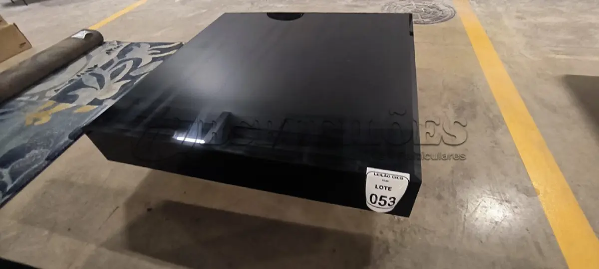 LOTE 053 - 01 MESA DE CENTRO QUADRADA ESPELHADA.  (NO ESTADO) ATENÇÃO! FAZER A VISITAÇÃO ANTES DE ARREMATAR, NÃO SABEMOS SE FUNCIONA, LEILÃO NÃO TEM GARANTIA E NEM DEVOLUÇÃO, SUJEITO A POSSÍVEIS AVARIAS VISÍVEIS/OCULTAS E/OU AUSÊNCIA DE COMPONENTES.
