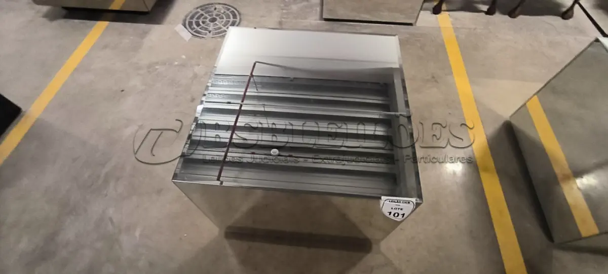 LOTE 101 - 01 MESA DE CENTRO EM DESIGNER CÚBICO ESPELHADA. (NO ESTADO) ATENÇÃO! FAZER A VISITAÇÃO ANTES DE ARREMATAR, NÃO SABEMOS SE FUNCIONA, LEILÃO NÃO TEM GARANTIA E NEM DEVOLUÇÃO, SUJEITO A POSSÍVEIS AVARIAS VISÍVEIS/OCULTAS E/OU AUSÊNCIA DE COMPONENTES.