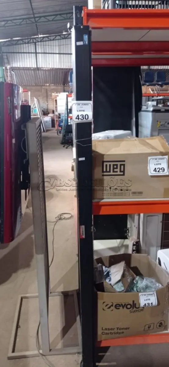 LOTE 430 - 01 TELA DE PROJEÇÃO RETRÁTIL. (NO ESTADO) ATENÇÃO! FAZER A VISITAÇÃO ANTES DE ARREMATAR, NÃO SABEMOS SE FUNCIONA, LEILÃO NÃO TEM GARANTIA E NEM DEVOLUÇÃO, SUJEITO A POSSÍVEIS AVARIAS VISÍVEIS/OCULTAS E/OU AUSÊNCIA DE COMPONENTES.
