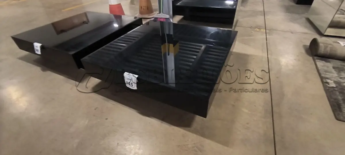 LOTE 145 - 01 MESA DE CENTRO QUADRADA ESPELHADA ESCURA.  (NO ESTADO) ATENÇÃO! FAZER A VISITAÇÃO ANTES DE ARREMATAR, NÃO SABEMOS SE FUNCIONA, LEILÃO NÃO TEM GARANTIA E NEM DEVOLUÇÃO, SUJEITO A POSSÍVEIS AVARIAS VISÍVEIS/OCULTAS E/OU AUSÊNCIA DE COMPONENTES.