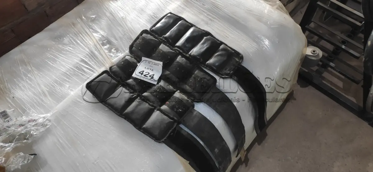LOTE 424 - 02 PARES DE CANELEIRAS DE PESO. (NO ESTADO) ATENÇÃO! FAZER A VISITAÇÃO ANTES DE ARREMATAR, NÃO SABEMOS SE FUNCIONA, LEILÃO NÃO TEM GARANTIA E NEM DEVOLUÇÃO, SUJEITO A POSSÍVEIS AVARIAS VISÍVEIS/OCULTAS E/OU AUSÊNCIA DE COMPONENTES.