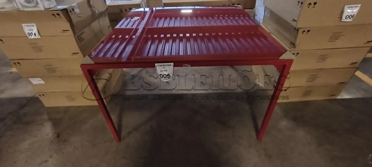LOTE 005 - 01 MESA QUDRADA COM PÉS EM FERRO COM TAMPO EM VIDRO NA COR VERMELHO. (NO ESTADO) ATENÇÃO! FAZER A VISITAÇÃO ANTES DE ARREMATAR, NÃO SABEMOS SE FUNCIONA, LEILÃO NÃO TEM GARANTIA E NEM DEVOLUÇÃO, SUJEITO A POSSÍVEIS AVARIAS VISÍVEIS/OCULTAS E/OU AUSÊNCIA DE COMPONENTES.