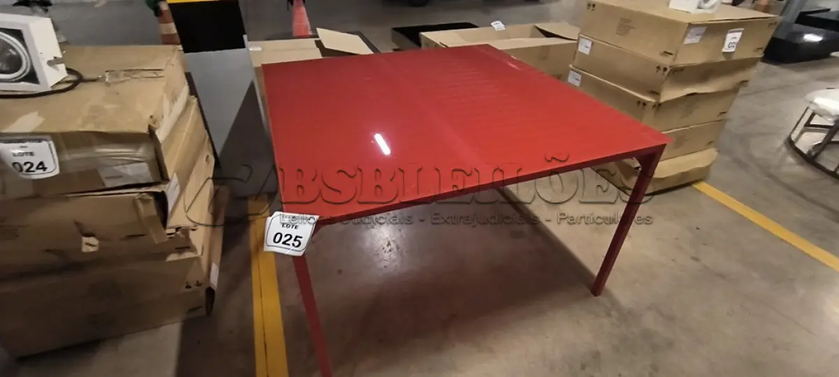 LOTE 025 - 01 MESA QUDRADA COM PÉS EM FERRO COM TAMPO EM VIDRO NA COR VERMELHO. (NO ESTADO) ATENÇÃO! FAZER A VISITAÇÃO ANTES DE ARREMATAR, NÃO SABEMOS SE FUNCIONA, LEILÃO NÃO TEM GARANTIA E NEM DEVOLUÇÃO, SUJEITO A POSSÍVEIS AVARIAS VISÍVEIS/OCULTAS E/OU AUSÊNCIA DE COMPONENTES.