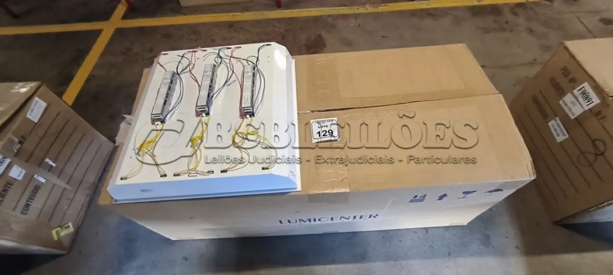 LOTE 129 - 08 LUMINÁRIAS DE EMBUTIR PARA LÂMPADAS COM REATORES. (NO ESTADO) ATENÇÃO! FAZER A VISITAÇÃO ANTES DE ARREMATAR, NÃO SABEMOS SE FUNCIONA, LEILÃO NÃO TEM GARANTIA E NEM DEVOLUÇÃO, SUJEITO A POSSÍVEIS AVARIAS VISÍVEIS/OCULTAS E/OU AUSÊNCIA DE COMPONENTES.