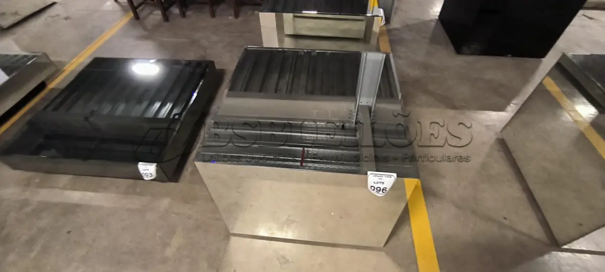 LOTE 096 - 01 MESA DE CENTRO EM DESIGNER CÚBICO ESPELHADA. (NO ESTADO) ATENÇÃO! FAZER A VISITAÇÃO ANTES DE ARREMATAR, NÃO SABEMOS SE FUNCIONA, LEILÃO NÃO TEM GARANTIA E NEM DEVOLUÇÃO, SUJEITO A POSSÍVEIS AVARIAS VISÍVEIS/OCULTAS E/OU AUSÊNCIA DE COMPONENTES.