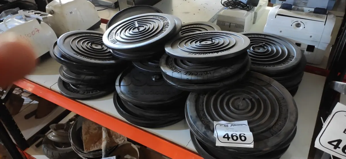 LOTE 466 - 01 LOTE COM GRANDE QUANTIDADE DE TAMPOS PRA RAIOS. (NO ESTADO) ATENÇÃO! FAZER A VISITAÇÃO ANTES DE ARREMATAR, NÃO SABEMOS SE FUNCIONA, LEILÃO NÃO TEM GARANTIA E NEM DEVOLUÇÃO, SUJEITO A POSSÍVEIS AVARIAS VISÍVEIS/OCULTAS E/OU AUSÊNCIA DE COMPONENTES.