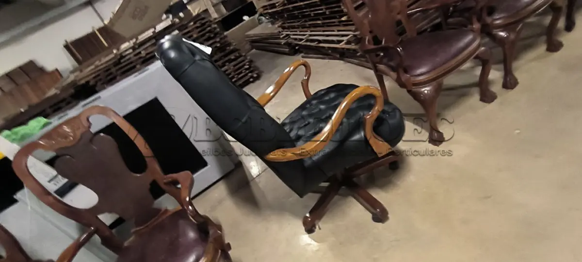 LOTE 050 - 01 POLTRONA GIRATÓRIA CAPITONE EM COURO COM TACHAS BRAÇOS EM MADEIRA. (NO ESTADO) ATENÇÃO! FAZER A VISITAÇÃO ANTES DE ARREMATAR, NÃO SABEMOS SE FUNCIONA, LEILÃO NÃO TEM GARANTIA E NEM DEVOLUÇÃO, SUJEITO A POSSÍVEIS AVARIAS VISÍVEIS/OCULTAS E/OU AUSÊNCIA DE COMPONENTES.