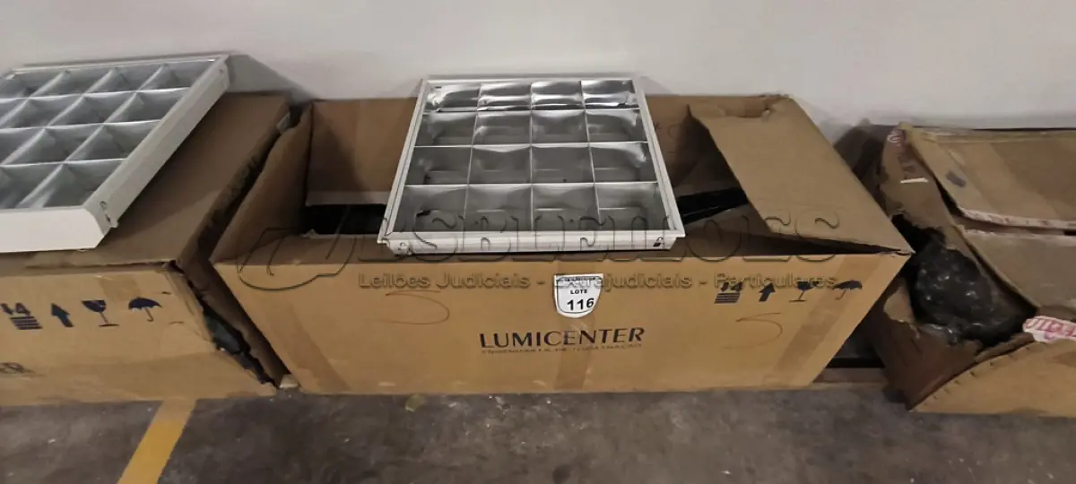 LOTE 116 - 01 CAIXA COM 05 LUMINÁRIAS DE EMBUTIR. (NO ESTADO) ATENÇÃO! FAZER A VISITAÇÃO ANTES DE ARREMATAR, NÃO SABEMOS SE FUNCIONA, LEILÃO NÃO TEM GARANTIA E NEM DEVOLUÇÃO, SUJEITO A POSSÍVEIS AVARIAS VISÍVEIS/OCULTAS E/OU AUSÊNCIA DE COMPONENTES.