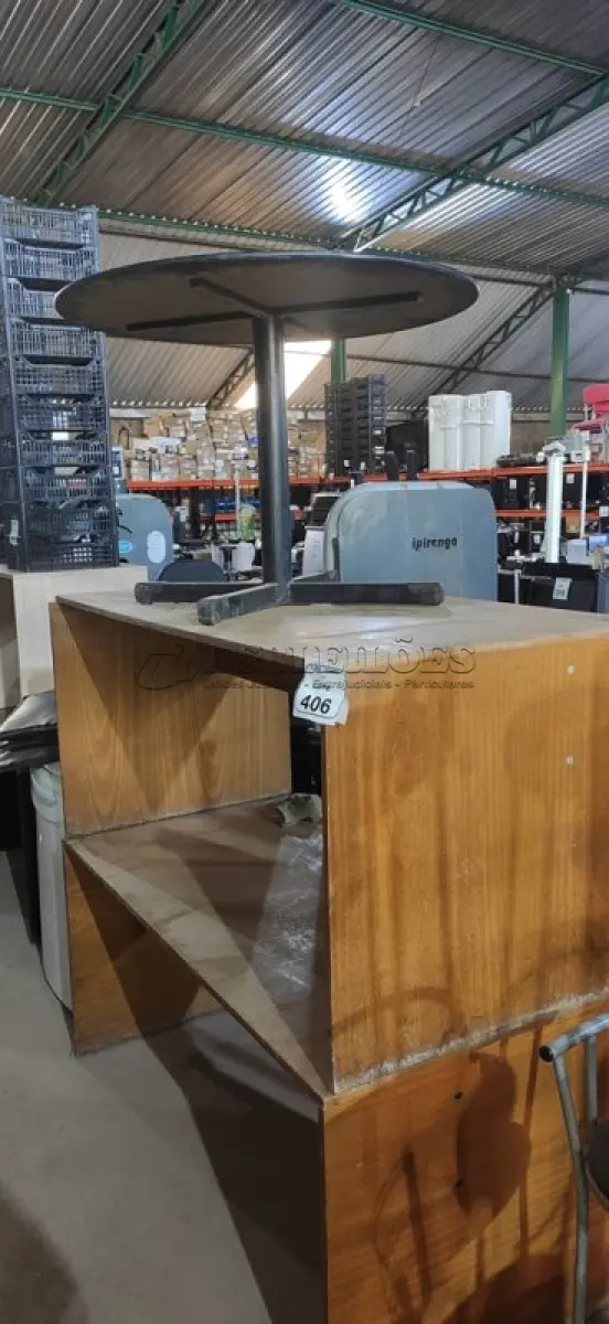 LOTE 406 - 03 MESAS EM MADEIRA DE MODELOS DIVERSOS. (NO ESTADO) ATENÇÃO! FAZER A VISITAÇÃO ANTES DE ARREMATAR, NÃO SABEMOS SE FUNCIONA, LEILÃO NÃO TEM GARANTIA E NEM DEVOLUÇÃO, SUJEITO A POSSÍVEIS AVARIAS VISÍVEIS/OCULTAS E/OU AUSÊNCIA DE COMPONENTES.