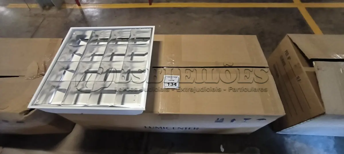 LOTE 134 - 08 LUMINÁRIAS DE EMBUTIR PARA LÂMPADAS COM REATORES. (NO ESTADO) ATENÇÃO! FAZER A VISITAÇÃO ANTES DE ARREMATAR, NÃO SABEMOS SE FUNCIONA, LEILÃO NÃO TEM GARANTIA E NEM DEVOLUÇÃO, SUJEITO A POSSÍVEIS AVARIAS VISÍVEIS/OCULTAS E/OU AUSÊNCIA DE COMPONENTES.