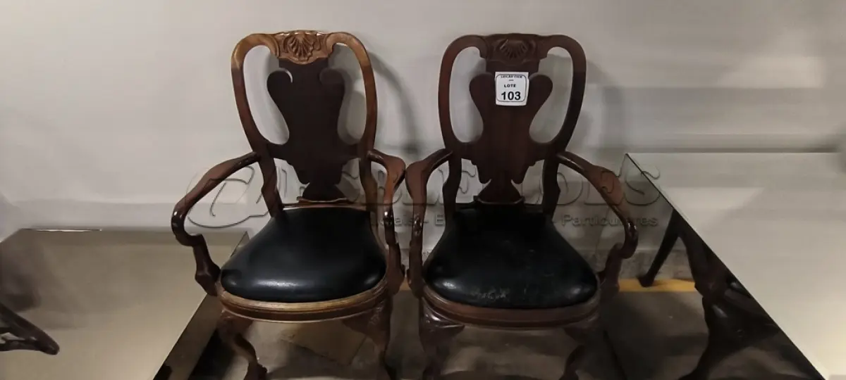 LOTE 103 - 02 CADEIRAS EM MADEIRA ESTILO CLÁSSICO COM ASSENTO EM COURO NA COR PRETO. (NO ESTADO) ATENÇÃO! FAZER A VISITAÇÃO ANTES DE ARREMATAR, NÃO SABEMOS SE FUNCIONA, LEILÃO NÃO TEM GARANTIA E NEM DEVOLUÇÃO, SUJEITO A POSSÍVEIS AVARIAS VISÍVEIS/OCULTAS E/OU AUSÊNCIA DE COMPONENTES.