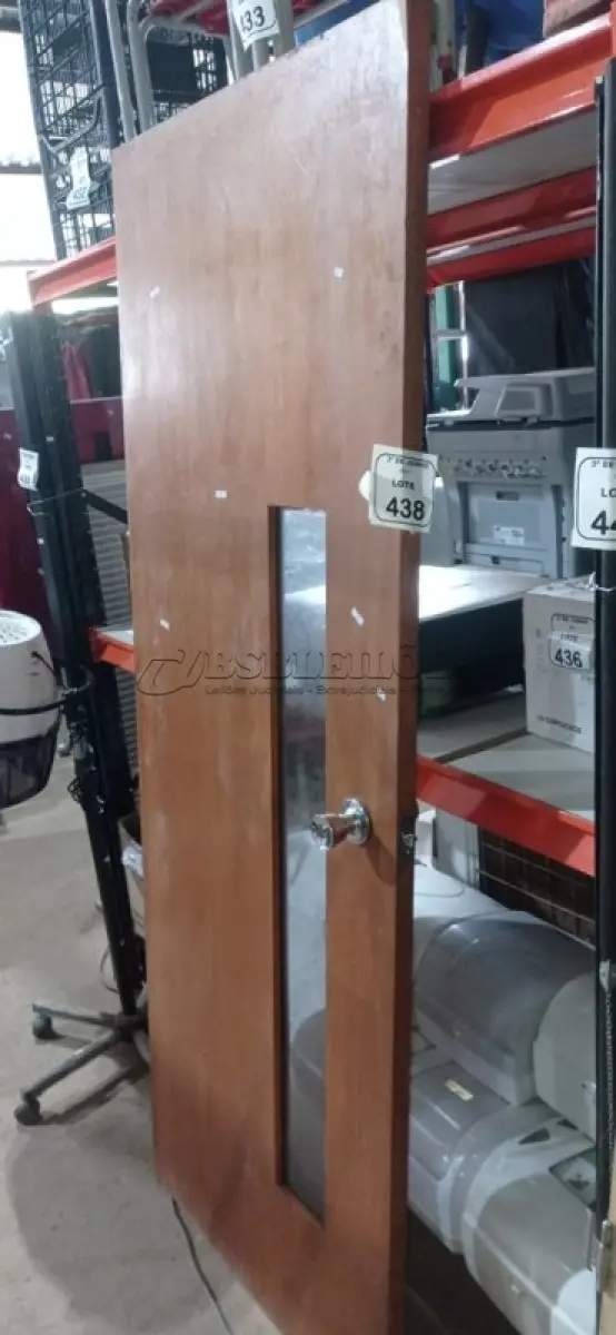 LOTE 438 - 01 PORTA EM MADEIRA COM ABERTURA DE VIDRO EM 2,11X0,80. (NO ESTADO) ATENÇÃO! FAZER A VISITAÇÃO ANTES DE ARREMATAR, NÃO SABEMOS SE FUNCIONA, LEILÃO NÃO TEM GARANTIA E NEM DEVOLUÇÃO, SUJEITO A POSSÍVEIS AVARIAS VISÍVEIS/OCULTAS E/OU AUSÊNCIA DE COMPONENTES.
