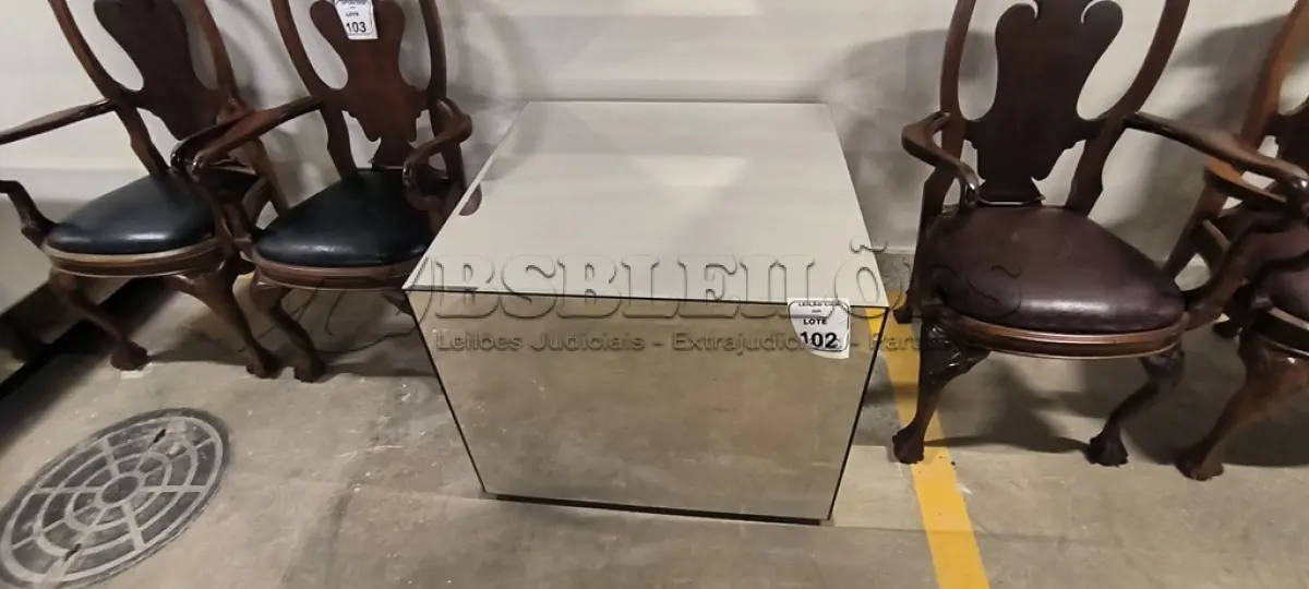 LOTE 102 - 01 MESA DE CENTRO EM DESIGNER CÚBICO ESPELHADA. (NO ESTADO) ATENÇÃO! FAZER A VISITAÇÃO ANTES DE ARREMATAR, NÃO SABEMOS SE FUNCIONA, LEILÃO NÃO TEM GARANTIA E NEM DEVOLUÇÃO, SUJEITO A POSSÍVEIS AVARIAS VISÍVEIS/OCULTAS E/OU AUSÊNCIA DE COMPONENTES.