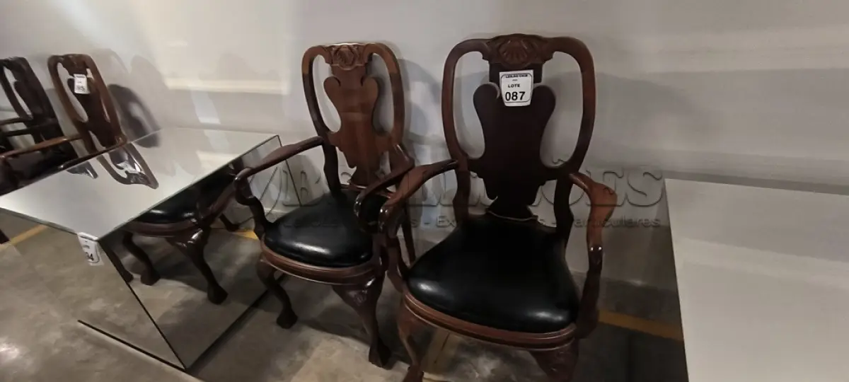 LOTE 087 - 02 CADEIRAS EM MADEIRA ESTILO CLÁSSICO COM ASSENTO EM COURO NA COR PRETO. (NO ESTADO) ATENÇÃO! FAZER A VISITAÇÃO ANTES DE ARREMATAR, NÃO SABEMOS SE FUNCIONA, LEILÃO NÃO TEM GARANTIA E NEM DEVOLUÇÃO, SUJEITO A POSSÍVEIS AVARIAS VISÍVEIS/OCULTAS E/OU AUSÊNCIA DE COMPONENTES.