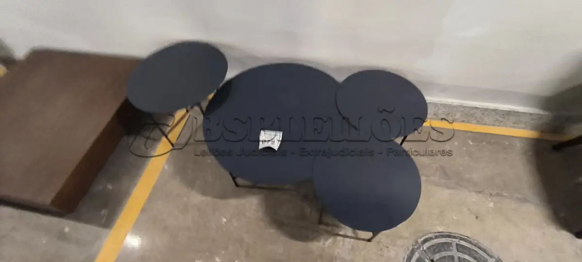 LOTE 072 - 04 MESINHAS REDONDAS EM FERRO NA COR CINZA. (NO ESTADO) ATENÇÃO! FAZER A VISITAÇÃO ANTES DE ARREMATAR, NÃO SABEMOS SE FUNCIONA, LEILÃO NÃO TEM GARANTIA E NEM DEVOLUÇÃO, SUJEITO A POSSÍVEIS AVARIAS VISÍVEIS/OCULTAS E/OU AUSÊNCIA DE COMPONENTES.