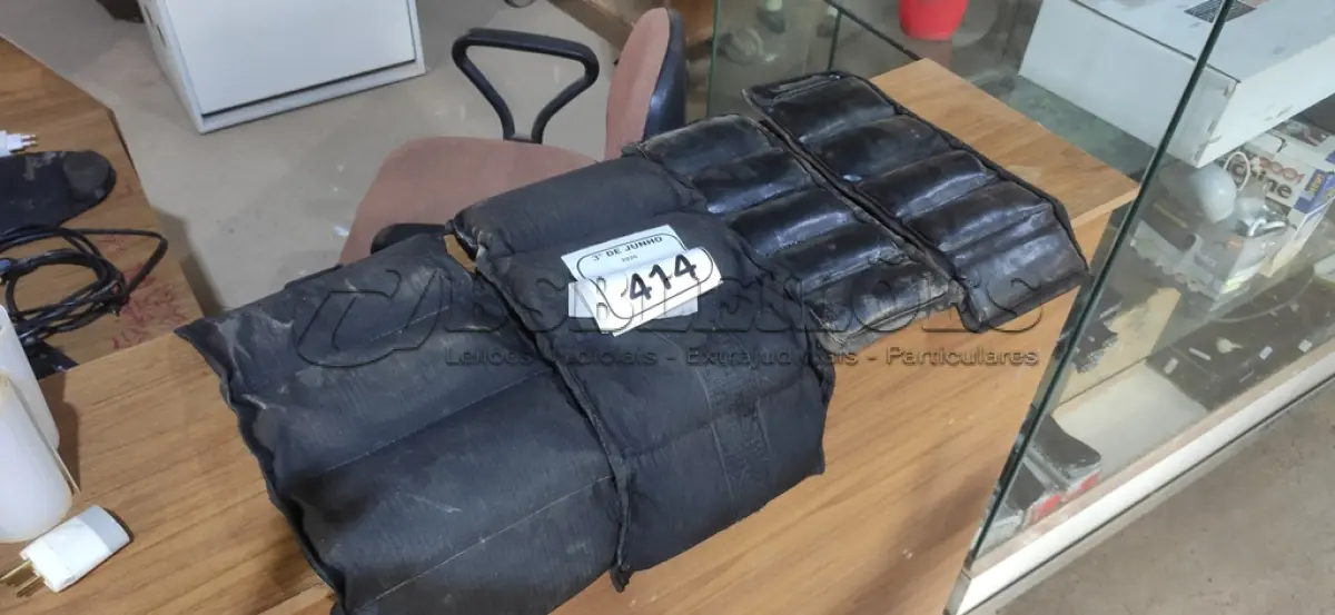 LOTE 414 - 02 PARES DE CANELEIRAS DE PESO. (NO ESTADO) ATENÇÃO! FAZER A VISITAÇÃO ANTES DE ARREMATAR, NÃO SABEMOS SE FUNCIONA, LEILÃO NÃO TEM GARANTIA E NEM DEVOLUÇÃO, SUJEITO A POSSÍVEIS AVARIAS VISÍVEIS/OCULTAS E/OU AUSÊNCIA DE COMPONENTES.