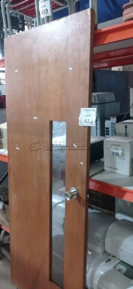 LOTE 438 - 01 PORTA EM MADEIRA COM ABERTURA DE VIDRO EM 2,11X0,80. (NO ESTADO) ATENÇÃO! FAZER A VISITAÇÃO ANTES DE ARREMATAR, NÃO SABEMOS SE FUNCIONA, LEILÃO NÃO TEM GARANTIA E NEM DEVOLUÇÃO, SUJEITO A POSSÍVEIS AVARIAS VISÍVEIS/OCULTAS E/OU AUSÊNCIA DE COMPONENTES.