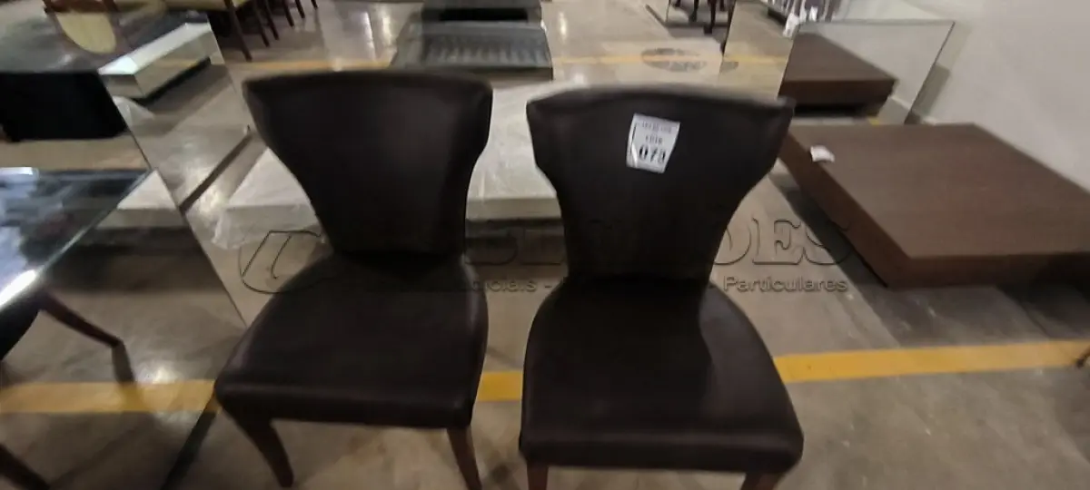 LOTE 073 - 02 CADEIRAS DECORATIVAS PARA SALA DE JANTAR COM ESTRUTURA EM MADEIRA E ESTOFAMENTO EM COURO SINTÉTICO MARROM. (NO ESTADO) ATENÇÃO! FAZER A VISITAÇÃO ANTES DE ARREMATAR, NÃO SABEMOS SE FUNCIONA, LEILÃO NÃO TEM GARANTIA E NEM DEVOLUÇÃO, SUJEITO A POSSÍVEIS AVARIAS VISÍVEIS/OCULTAS E/OU AUSÊNCIA DE COMPONENTES.