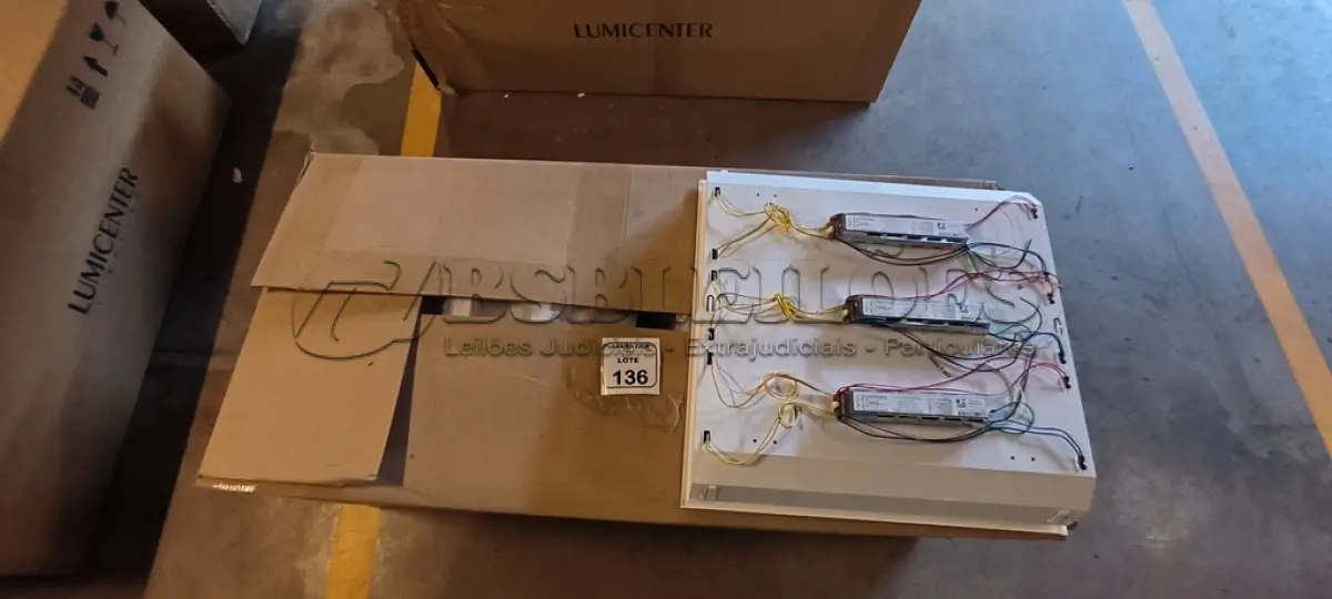 LOTE 136 - 08 LUMINÁRIAS DE EMBUTIR PARA LÂMPADAS COM REATORES. (NO ESTADO) ATENÇÃO! FAZER A VISITAÇÃO ANTES DE ARREMATAR, NÃO SABEMOS SE FUNCIONA, LEILÃO NÃO TEM GARANTIA E NEM DEVOLUÇÃO, SUJEITO A POSSÍVEIS AVARIAS VISÍVEIS/OCULTAS E/OU AUSÊNCIA DE COMPONENTES.