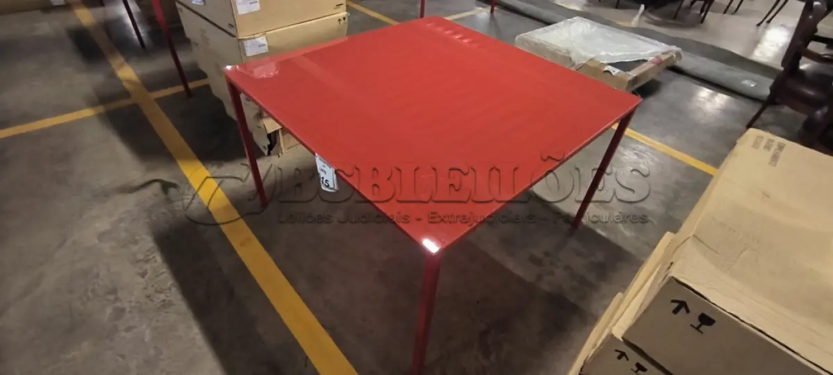 LOTE 015 - 01 MESA QUADRADA COM PINTURA EM VERMELHO COM  PÉS EM FERRO COM TAMPO EM CRISTAL INCOLOR 8MM NA COR VERMELHO. (NO ESTADO) ATENÇÃO! FAZER A VISITAÇÃO ANTES DE ARREMATAR, NÃO SABEMOS SE FUNCIONA, LEILÃO NÃO TEM GARANTIA E NEM DEVOLUÇÃO, SUJEITO A POSSÍVEIS AVARIAS VISÍVEIS/OCULTAS E/OU AUSÊNCIA DE COMPONENTES.