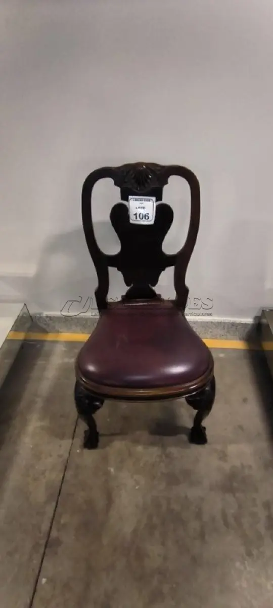 LOTE 106 - 01 CADEIRA EM MADEIRA ESTILO CLÁSSICO COM ASSENTO EM COURO NA COR MARROM. (NO ESTADO) ATENÇÃO! FAZER A VISITAÇÃO ANTES DE ARREMATAR, NÃO SABEMOS SE FUNCIONA, LEILÃO NÃO TEM GARANTIA E NEM DEVOLUÇÃO, SUJEITO A POSSÍVEIS AVARIAS VISÍVEIS/OCULTAS E/OU AUSÊNCIA DE COMPONENTES.