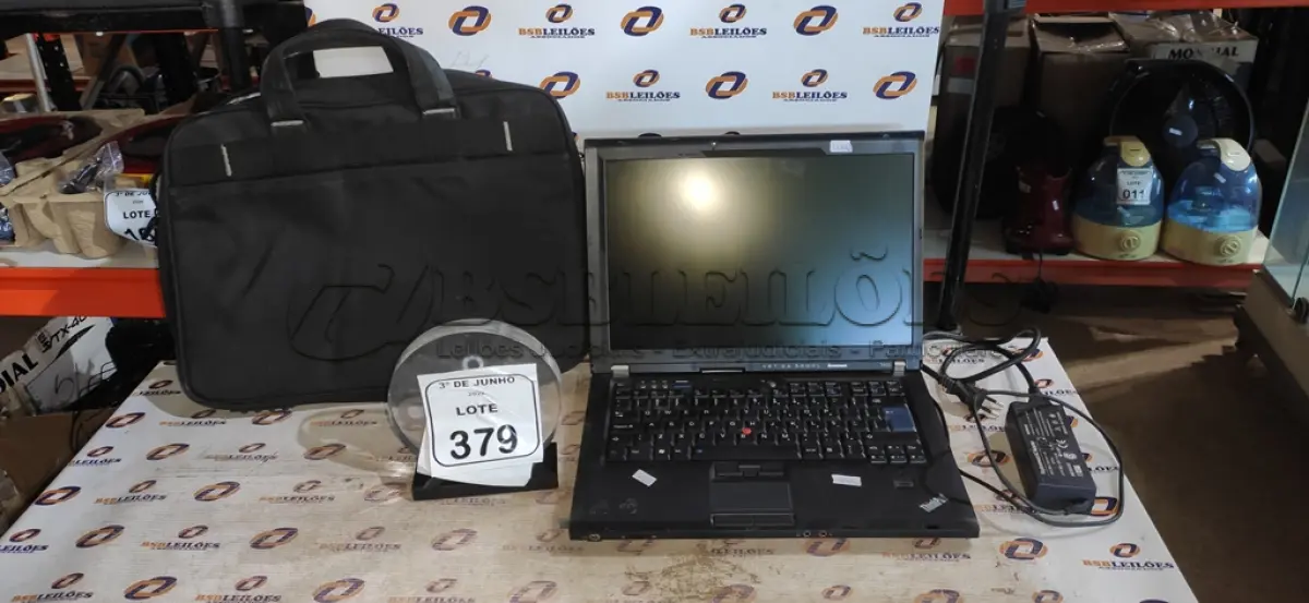 LOTE 379 - 01 NOTEBOOK SERIE THINKPAD MARCA LENOVO COM CARREGADOR E BOLSA. (NO ESTADO) ATENÇÃO! FAZER A VISITAÇÃO ANTES DE ARREMATAR, NÃO SABEMOS SE FUNCIONA, LEILÃO NÃO TEM GARANTIA E NEM DEVOLUÇÃO, SUJEITO A POSSÍVEIS AVARIAS VISÍVEIS/OCULTAS E/OU AUSÊNCIA DE COMPONENTES.