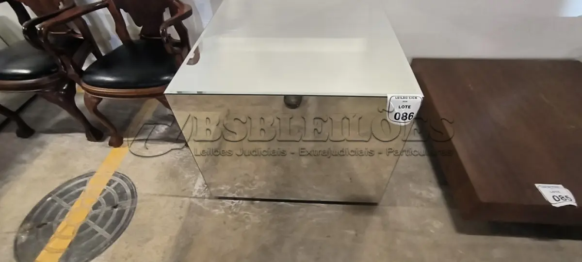 LOTE 086 - 01 MESA DE CENTRO EM DESIGNER CÚBICO ESPELHADA. (NO ESTADO) ATENÇÃO! FAZER A VISITAÇÃO ANTES DE ARREMATAR, NÃO SABEMOS SE FUNCIONA, LEILÃO NÃO TEM GARANTIA E NEM DEVOLUÇÃO, SUJEITO A POSSÍVEIS AVARIAS VISÍVEIS/OCULTAS E/OU AUSÊNCIA DE COMPONENTES.