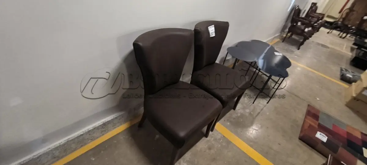 LOTE 071 - 02 CADEIRAS DECORATIVAS PARA SALA DE JANTAR COM ESTRUTURA EM MADEIRA E ESTOFAMENTO EM COURO SINTÉTICO MARROM. (NO ESTADO) ATENÇÃO! FAZER A VISITAÇÃO ANTES DE ARREMATAR, NÃO SABEMOS SE FUNCIONA, LEILÃO NÃO TEM GARANTIA E NEM DEVOLUÇÃO, SUJEITO A POSSÍVEIS AVARIAS VISÍVEIS/OCULTAS E/OU AUSÊNCIA DE COMPONENTES.