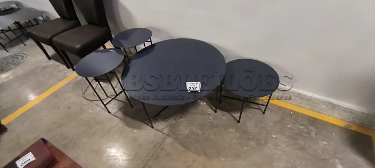 LOTE 057 -  04 MESINHAS REDONDAS EM FERRO NA COR CINZA. (NO ESTADO) ATENÇÃO! FAZER A VISITAÇÃO ANTES DE ARREMATAR, NÃO SABEMOS SE FUNCIONA, LEILÃO NÃO TEM GARANTIA E NEM DEVOLUÇÃO, SUJEITO A POSSÍVEIS AVARIAS VISÍVEIS/OCULTAS E/OU AUSÊNCIA DE COMPONENTES.