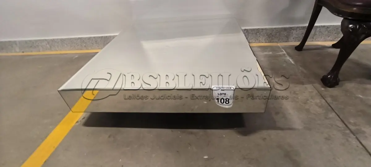 LOTE 108 - 01 MESA DE CENTRO QUADRADA ESPELHADA. (NO ESTADO) ATENÇÃO! FAZER A VISITAÇÃO ANTES DE ARREMATAR, NÃO SABEMOS SE FUNCIONA, LEILÃO NÃO TEM GARANTIA E NEM DEVOLUÇÃO, SUJEITO A POSSÍVEIS AVARIAS VISÍVEIS/OCULTAS E/OU AUSÊNCIA DE COMPONENTES.
