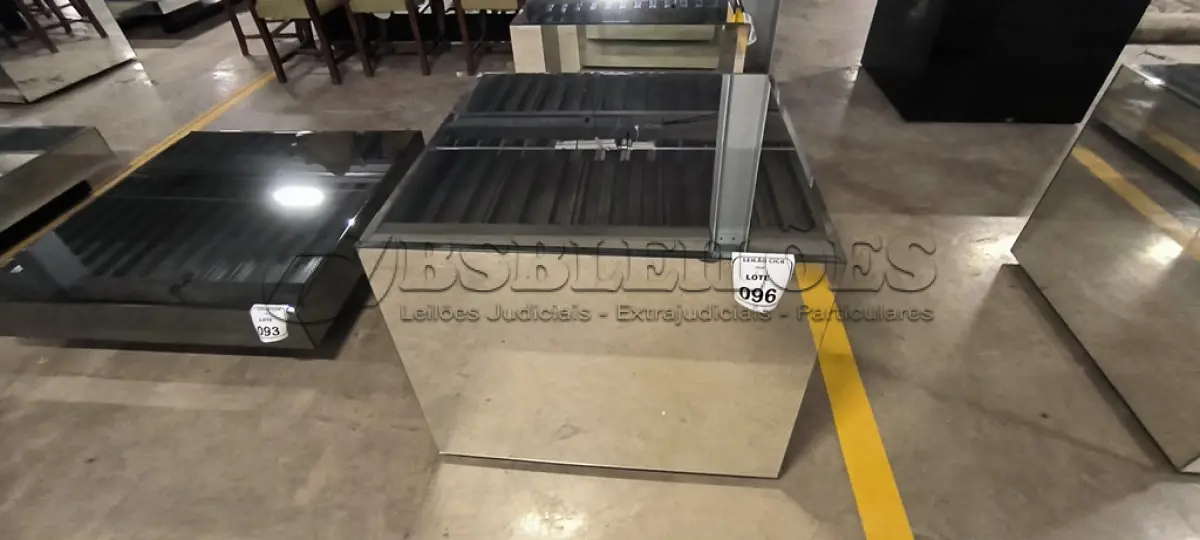 LOTE 096 - 01 MESA DE CENTRO EM DESIGNER CÚBICO ESPELHADA. (NO ESTADO) ATENÇÃO! FAZER A VISITAÇÃO ANTES DE ARREMATAR, NÃO SABEMOS SE FUNCIONA, LEILÃO NÃO TEM GARANTIA E NEM DEVOLUÇÃO, SUJEITO A POSSÍVEIS AVARIAS VISÍVEIS/OCULTAS E/OU AUSÊNCIA DE COMPONENTES.