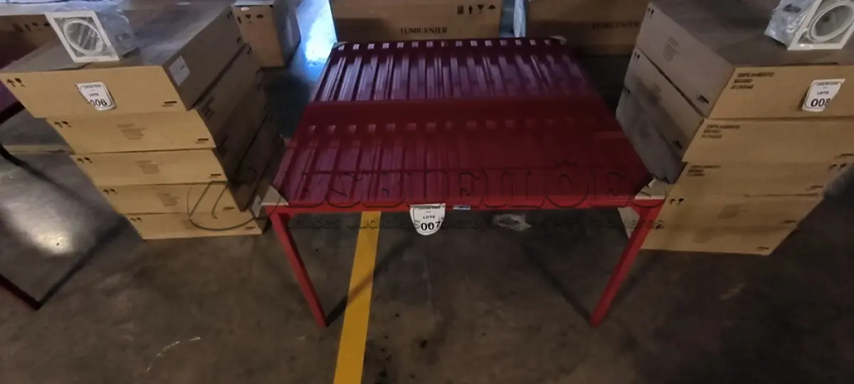 LOTE 007 - 01 MESA QUADRADA COM PINTURA EM VERMELHO COM  PÉS EM FERRO COM TAMPO EM CRISTAL INCOLOR 8MM NA COR VERMELHO. (NO ESTADO) ATENÇÃO! FAZER A VISITAÇÃO ANTES DE ARREMATAR, NÃO SABEMOS SE FUNCIONA, LEILÃO NÃO TEM GARANTIA E NEM DEVOLUÇÃO, SUJEITO A POSSÍVEIS AVARIAS VISÍVEIS/OCULTAS E/OU AUSÊNCIA DE COMPONENTES.