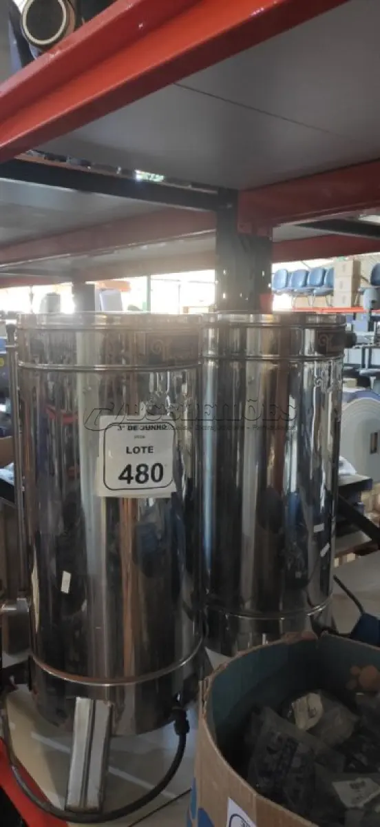 LOTE 480 - 02 CAFETEIRAS INDUSTRIAIS EM INOX. (NO ESTADO) ATENÇÃO! FAZER A VISITAÇÃO ANTES DE ARREMATAR, NÃO SABEMOS SE FUNCIONA, LEILÃO NÃO TEM GARANTIA E NEM DEVOLUÇÃO, SUJEITO A POSSÍVEIS AVARIAS VISÍVEIS/OCULTAS E/OU AUSÊNCIA DE COMPONENTES.