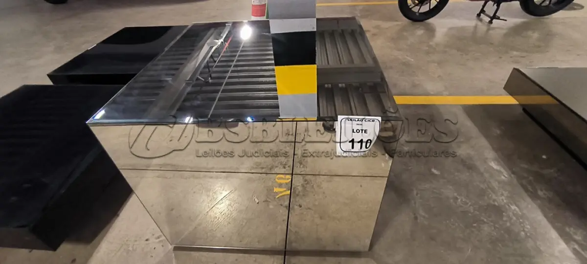 LOTE 110 - 01 MESA DE CENTRO EM DESIGNER CÚBICO ESPELHADA. (NO ESTADO) ATENÇÃO! FAZER A VISITAÇÃO ANTES DE ARREMATAR, NÃO SABEMOS SE FUNCIONA, LEILÃO NÃO TEM GARANTIA E NEM DEVOLUÇÃO, SUJEITO A POSSÍVEIS AVARIAS VISÍVEIS/OCULTAS E/OU AUSÊNCIA DE COMPONENTES.