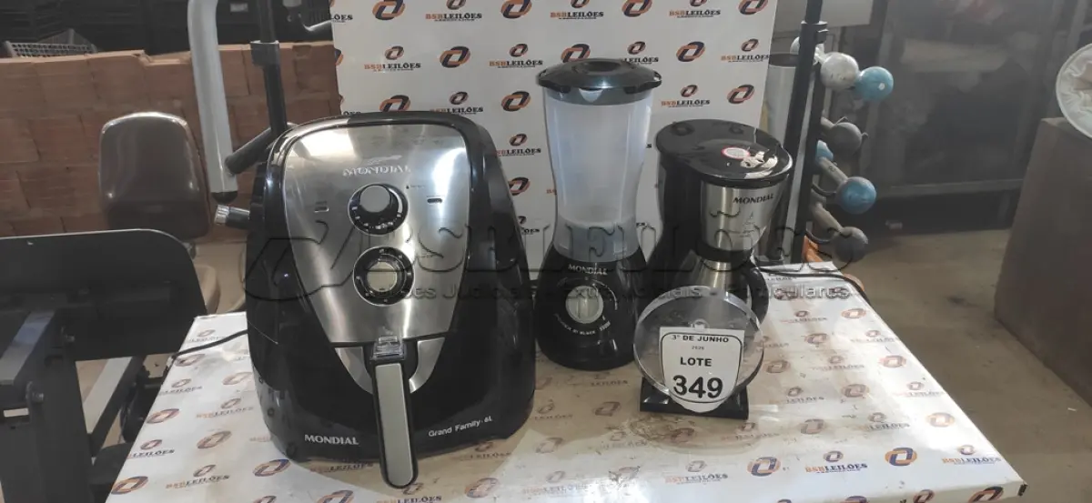 LOTE 349 - 01 AIR FRYER 4L 220V, 01 CAFETEIRA E 01 LIQUIDIFICADOR MARCA MONDIAL. (NO ESTADO) ATENÇÃO! FAZER A VISITAÇÃO ANTES DE ARREMATAR, NÃO SABEMOS SE FUNCIONA, LEILÃO NÃO TEM GARANTIA E NEM DEVOLUÇÃO, SUJEITO A POSSÍVEIS AVARIAS VISÍVEIS/OCULTAS E/OU AUSÊNCIA DE COMPONENTES.