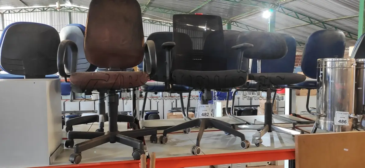 LOTE 482 - 03 CADEIRAS GIRATÓRIAS PARA ESCRITÓRIO. (NO ESTADO) ATENÇÃO! FAZER A VISITAÇÃO ANTES DE ARREMATAR, NÃO SABEMOS SE FUNCIONA, LEILÃO NÃO TEM GARANTIA E NEM DEVOLUÇÃO, SUJEITO A POSSÍVEIS AVARIAS VISÍVEIS/OCULTAS E/OU AUSÊNCIA DE COMPONENTES.