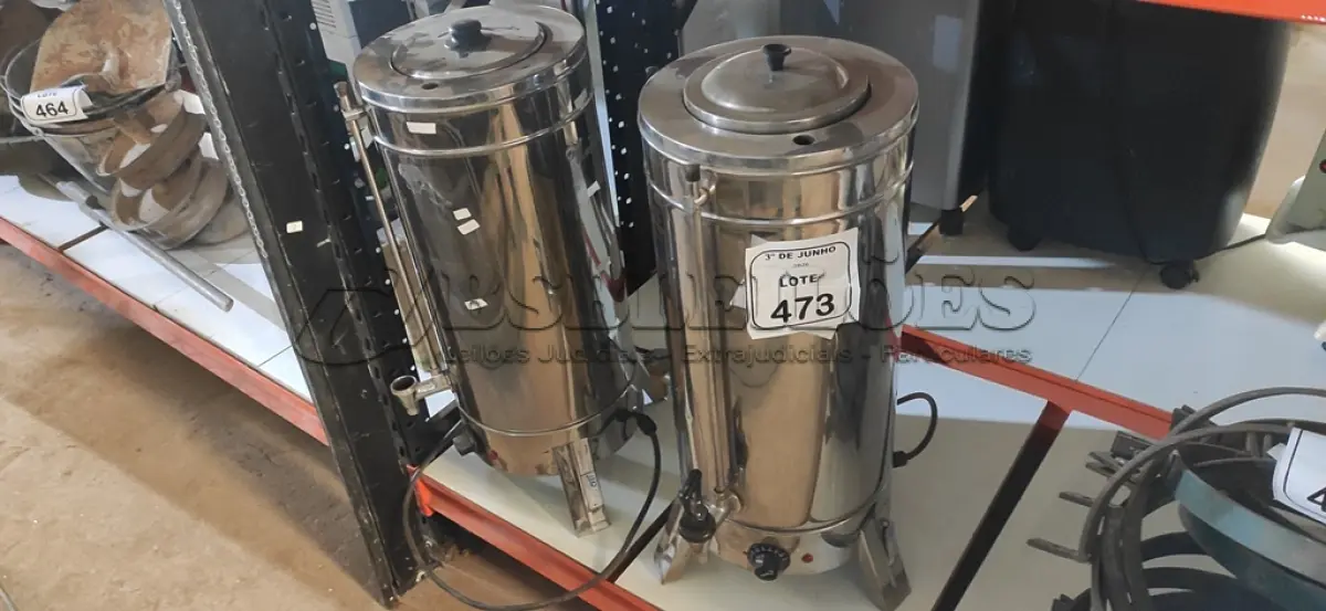 LOTE 473 - 02 CAFETEIRAS INDUSTRIAIS EM INOX. (NO ESTADO) ATENÇÃO! FAZER A VISITAÇÃO ANTES DE ARREMATAR, NÃO SABEMOS SE FUNCIONA, LEILÃO NÃO TEM GARANTIA E NEM DEVOLUÇÃO, SUJEITO A POSSÍVEIS AVARIAS VISÍVEIS/OCULTAS E/OU AUSÊNCIA DE COMPONENTES.